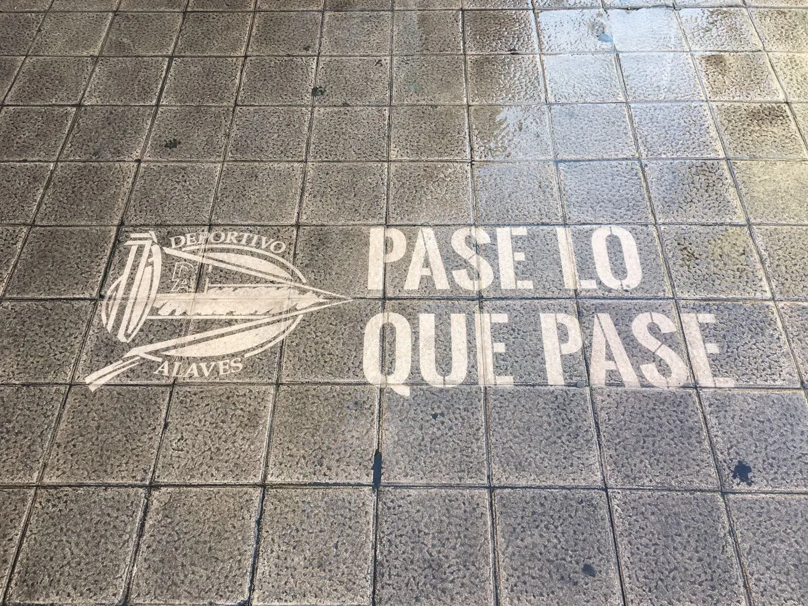 Mensaje revelado mediante Clean Graffiti sobre pavimento urbano.