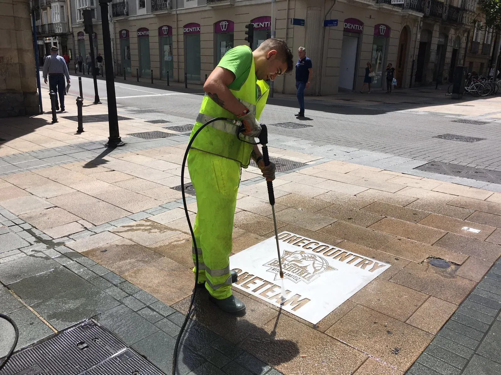 Aplicación de agua a presión sobre una plantilla de Clean Graffiti.