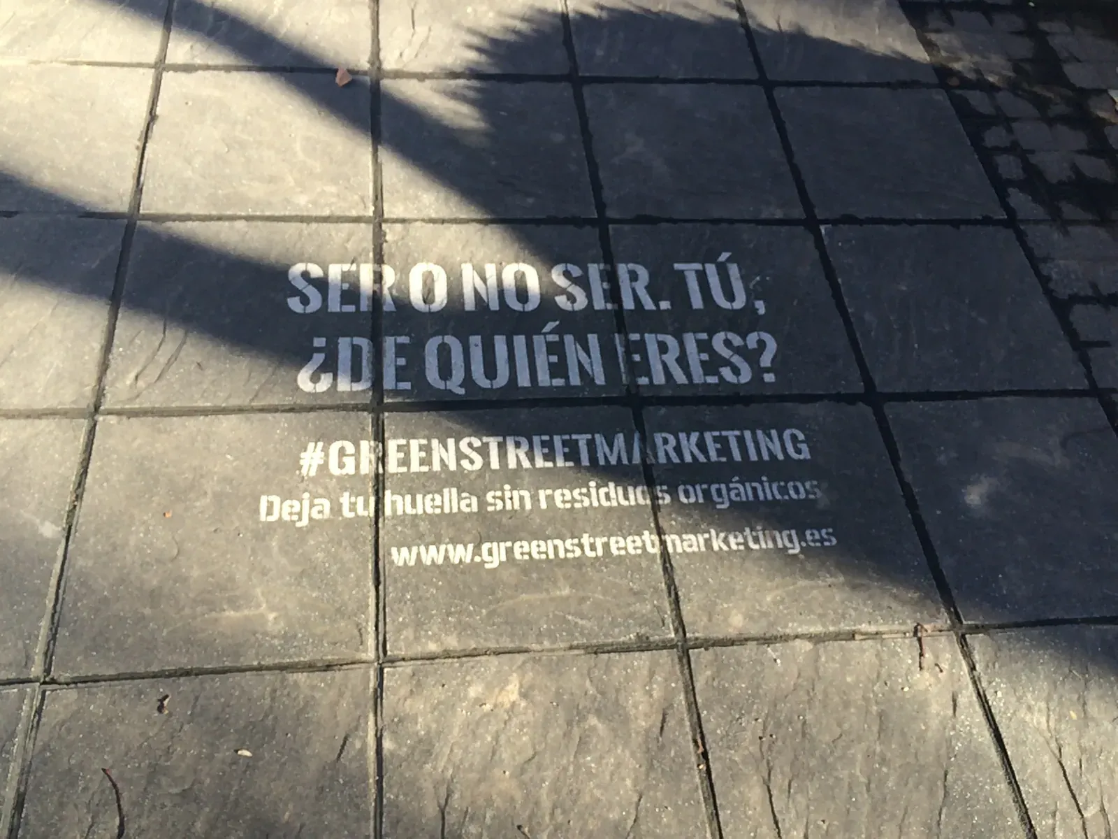 Mensaje de Clean Graffiti integrado en una calle de Barakaldo.