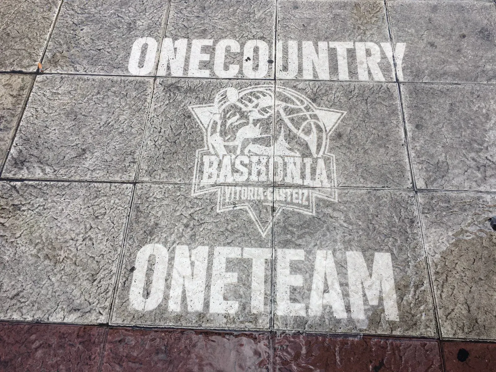 Mensaje One Country One Team de Baskonia revelado mediante Clean Graffiti.