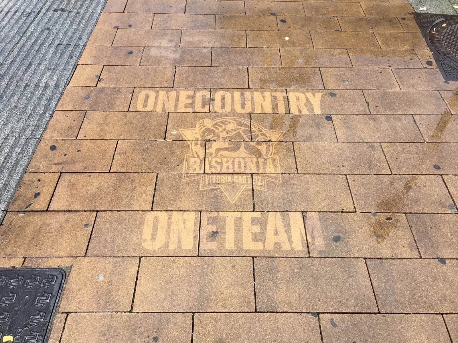Resultado de Clean Graffiti con el mensaje completo revelado sobre pavimento urbano.