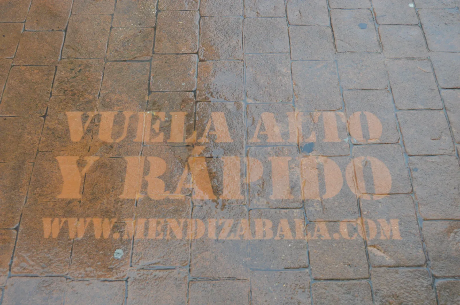 Mensaje comercial de Clean Graffiti revelado sobre pavimento urbano.