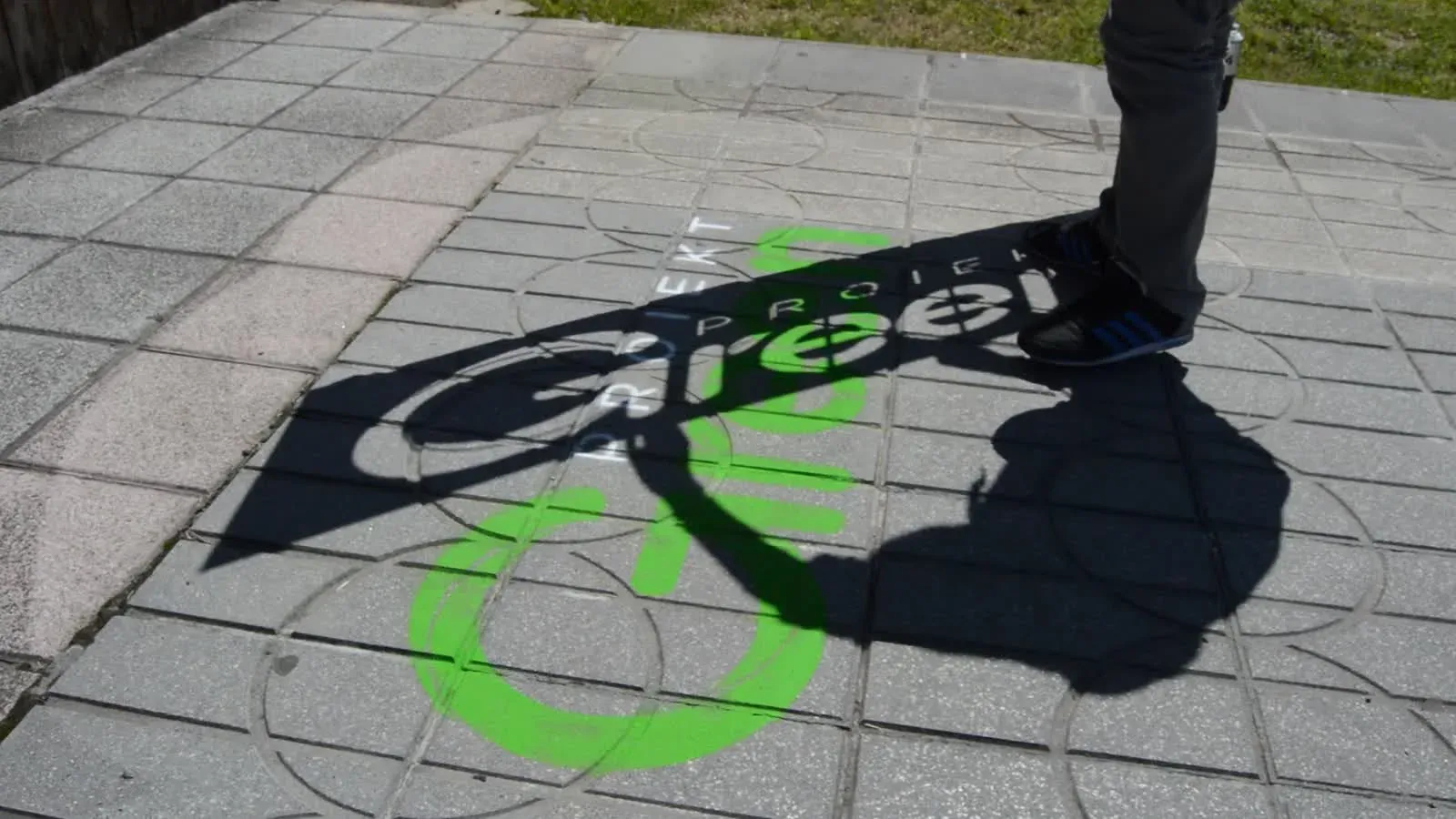 Plantilla retirada para revelar un Graffiti de Tiza verde.