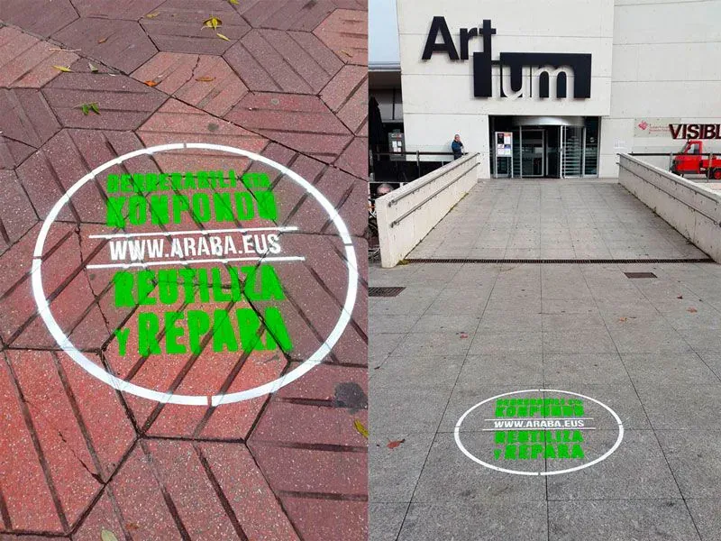 Graffiti de Tiza verde señalando un acceso cultural en Vitoria-Gasteiz.