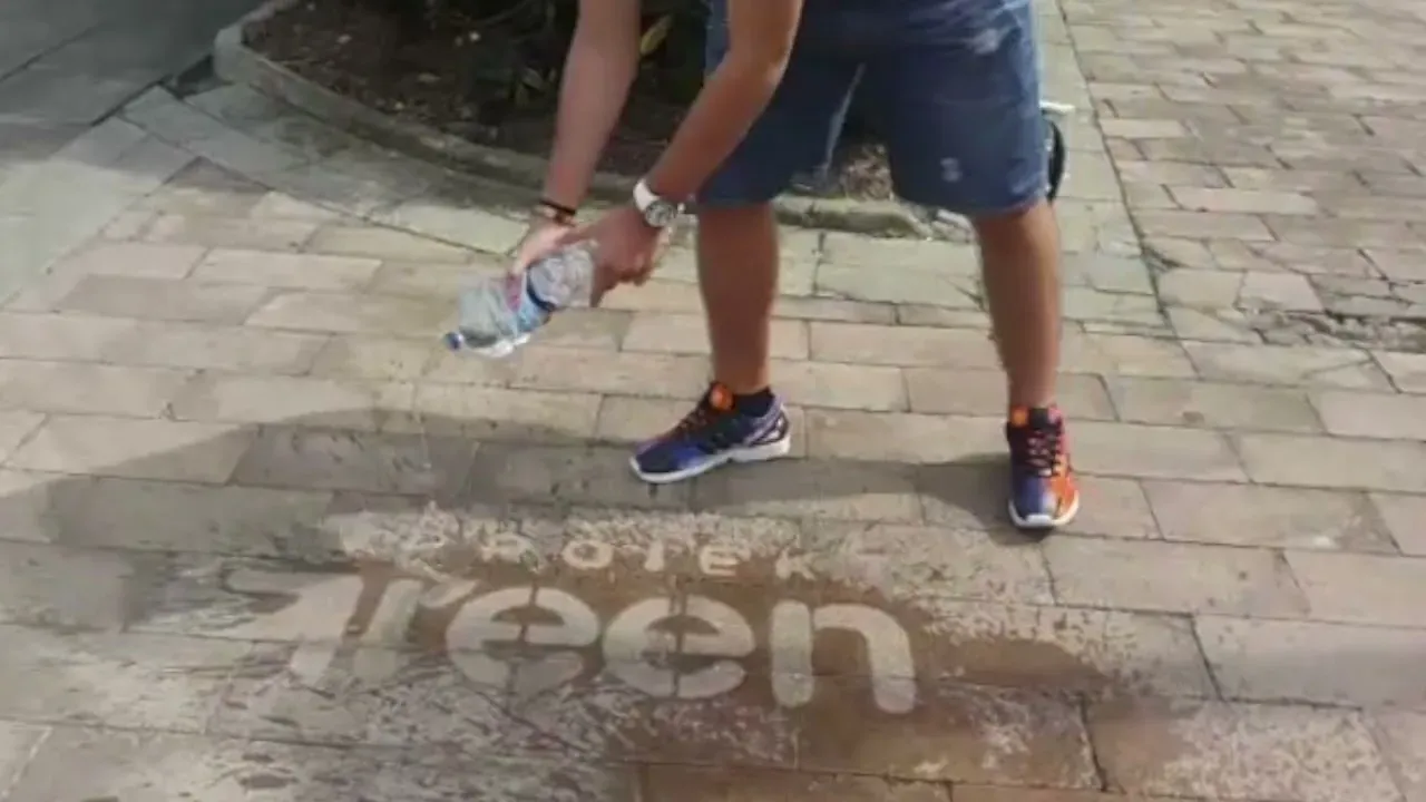 Mensaje de Green Proiekt revelado con agua.